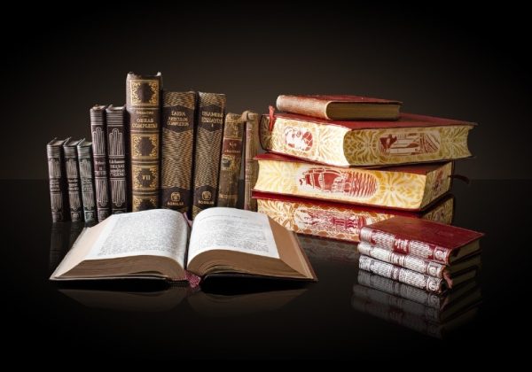 Antiquarian-Style-Book-Pile_TN